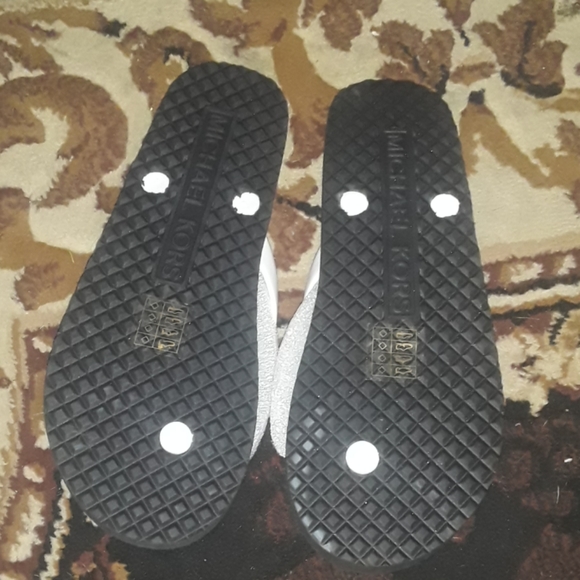 NWT: MICHAEL KORS BLACK AND WHITE FLIP FLOPS!!! - Picture 2 of 4